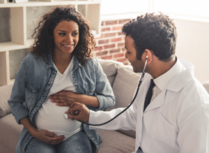 Femme enceinte avec un médecin FISI